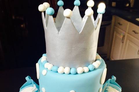 Crown cake theme
