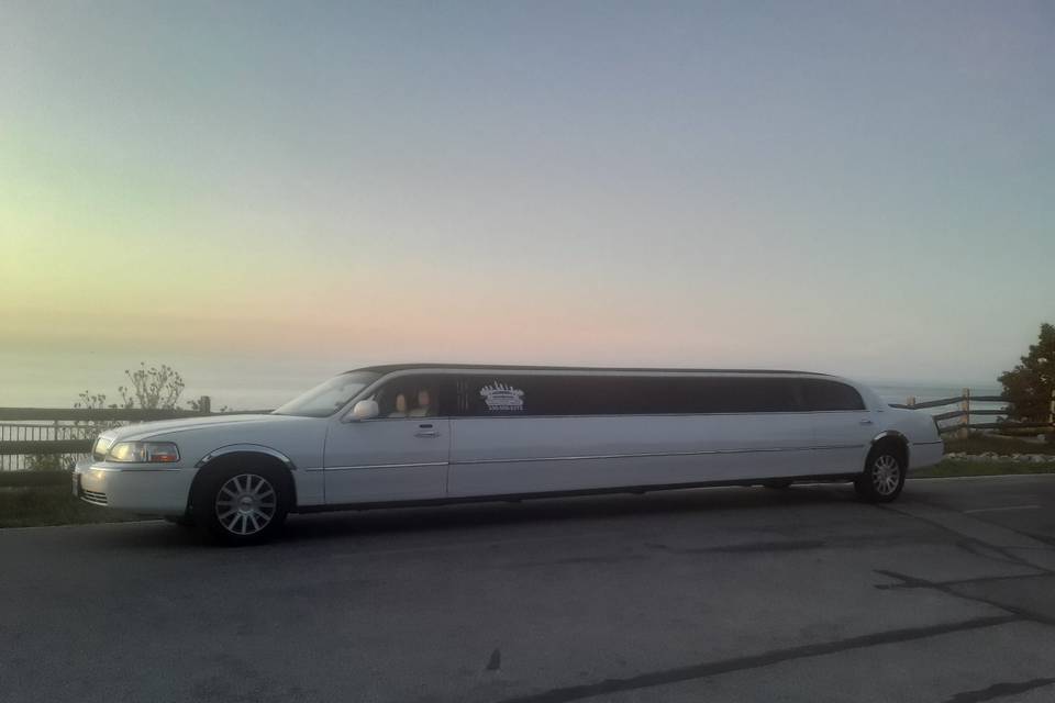 White limo with black top 2007