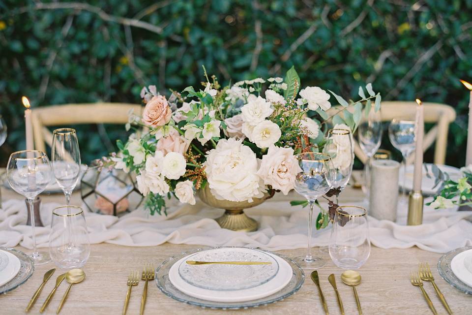 Romantic gold reception accent