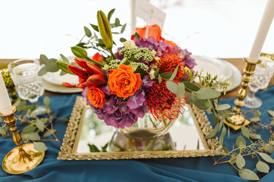 Vanity mirror centerpiece