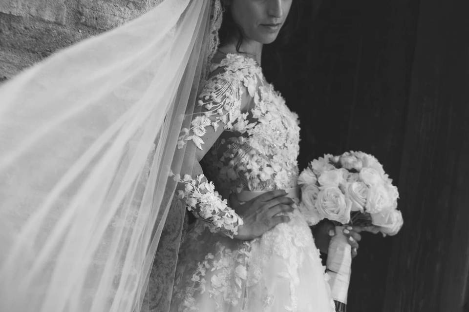Posing with the veil and bouquet