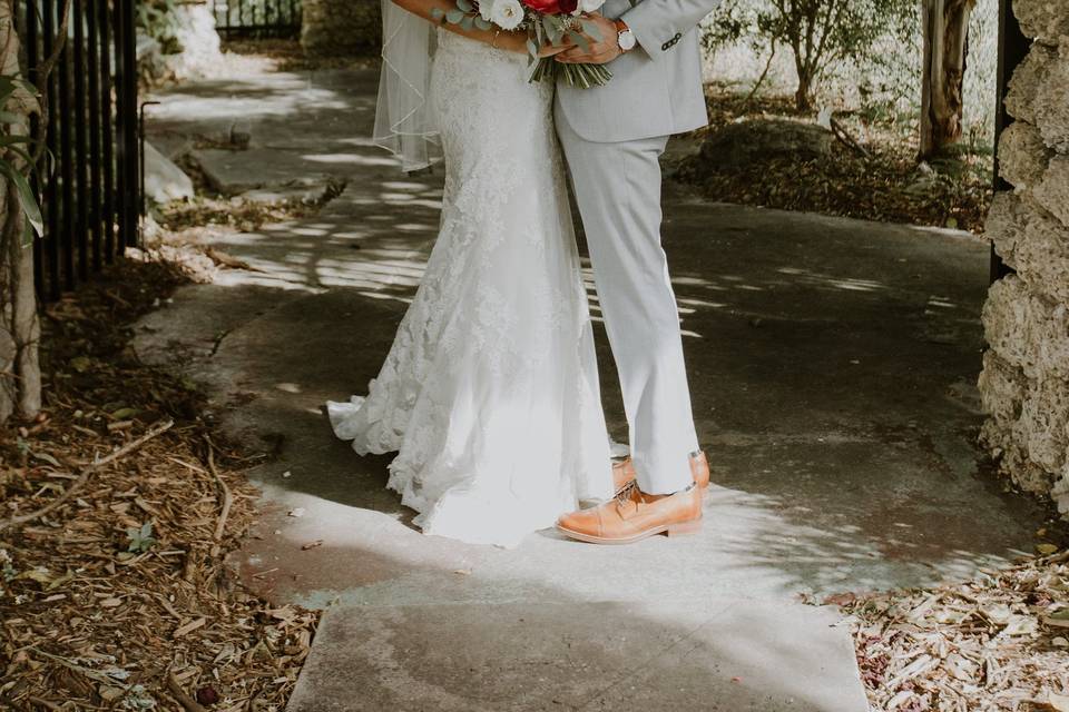 The couple on the road | Erika Diaz Photography