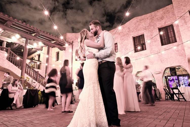 Wooden wedding arch | Erika Diaz Photography