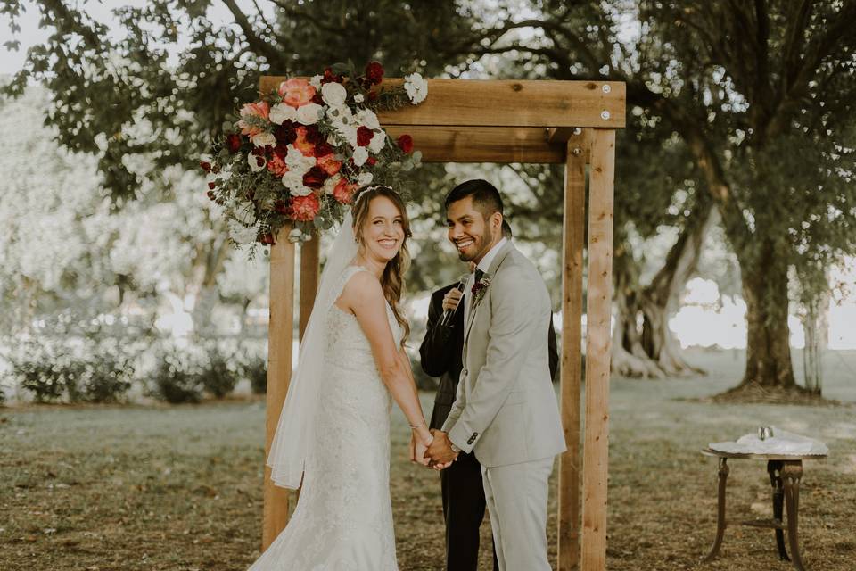 Wooden wedding arch | Erika Diaz Photography