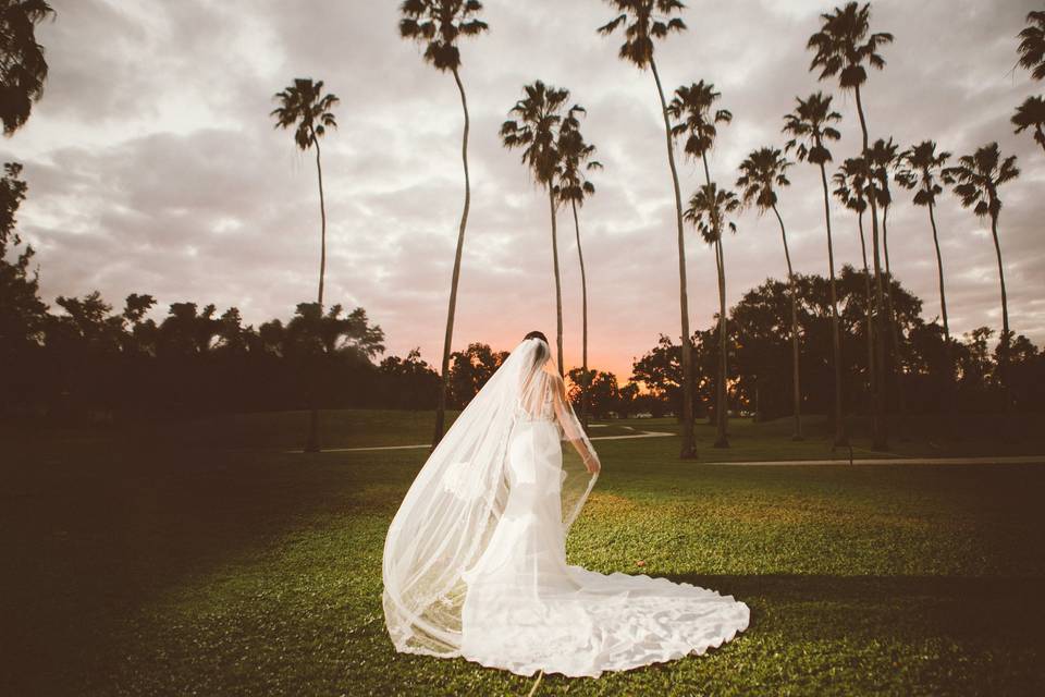 The bride outdoors | Dipp Photography