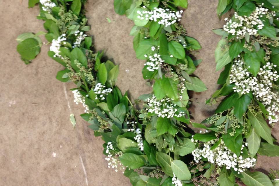 Salal w/ eucalyptus & baby's breath garland