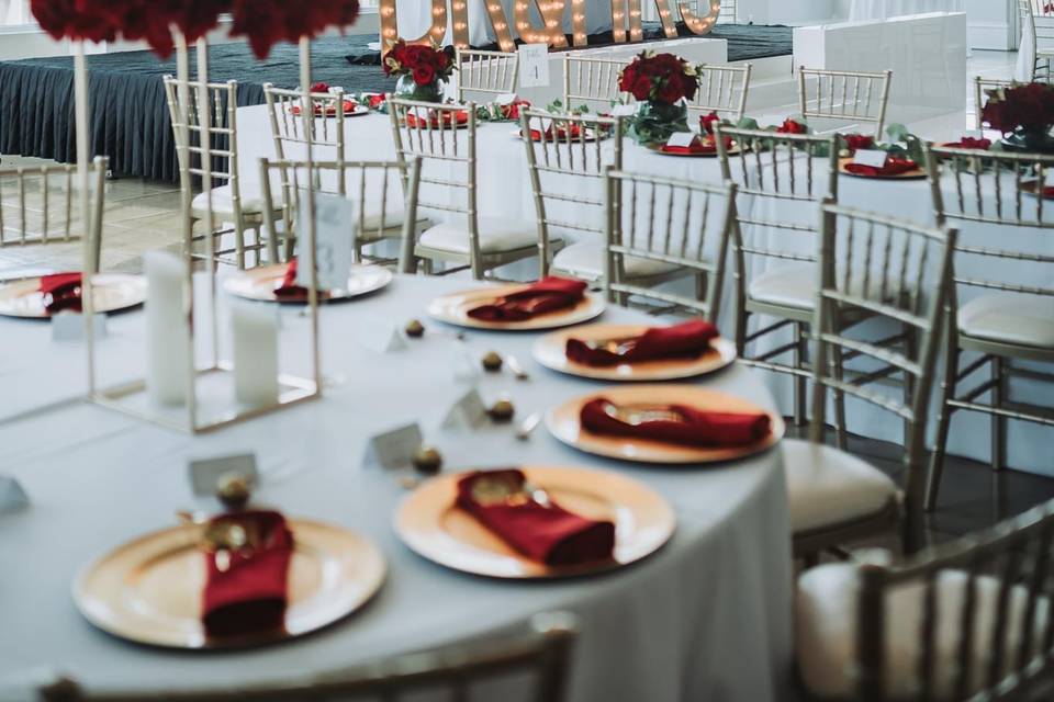 Red rose sweetheart table