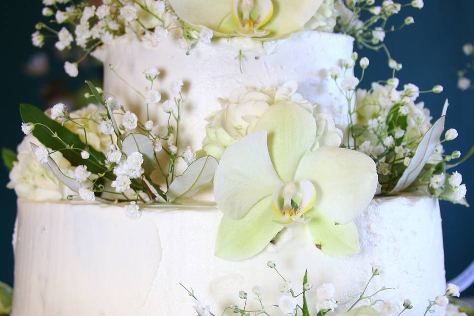 Cake display with fresh flowers