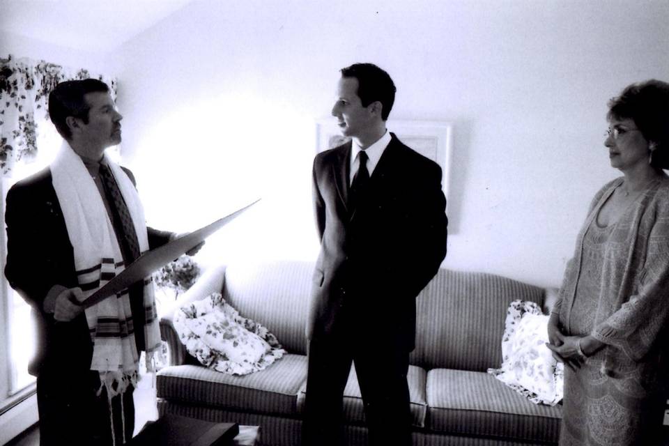 Reading ketubah to groom and his mother.