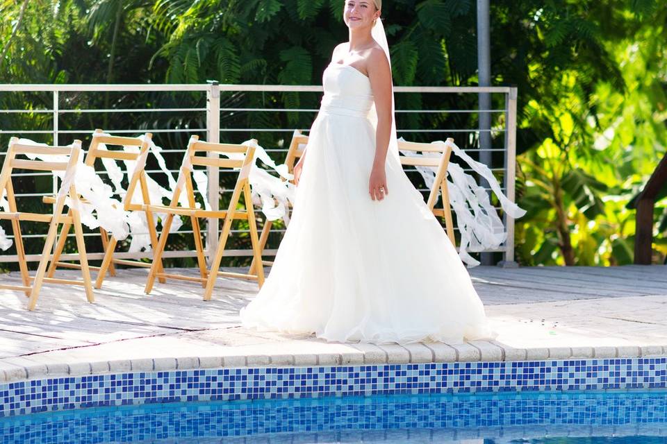 Bride Pool side shoot