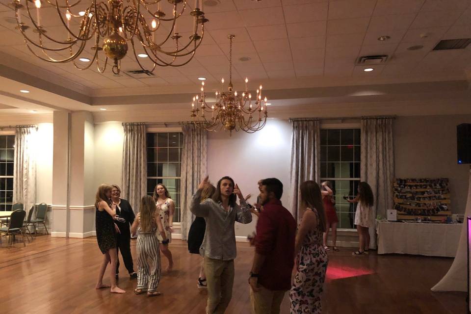 Guests dancing all night long