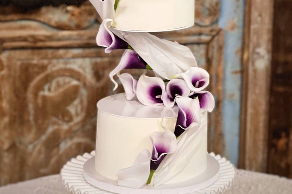 Calla Lily and Rose Wedding Cake | A pretty cascade of sugar… | Flickr