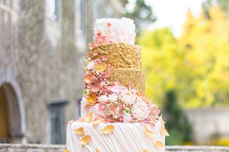 Wedding cake with gold layers