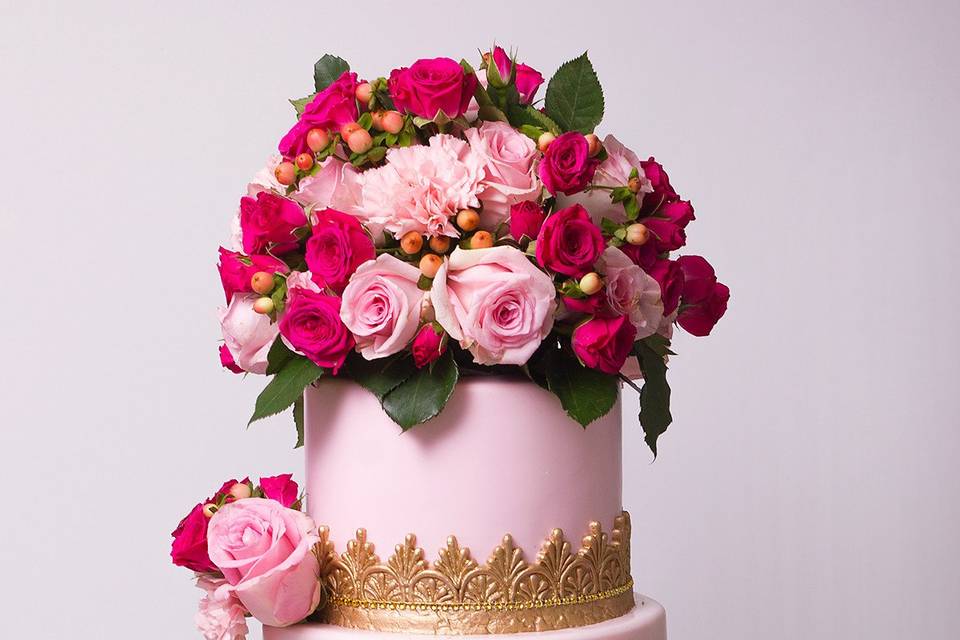 Beautiful pale pink wedding cake using fresh flowers