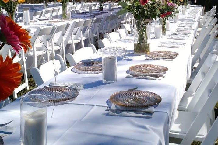 Table settings in the meadow