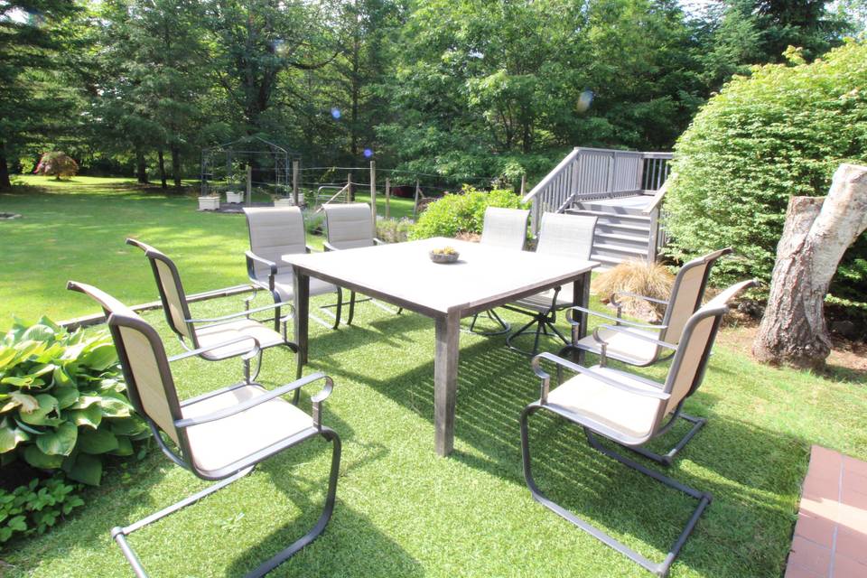 Outdoor Summer Dining