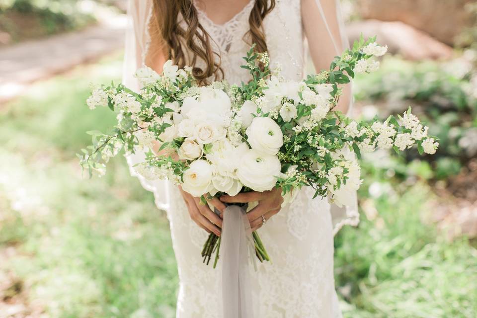 San Diego, Ca     Photo: Elate     Cake: Shanti's Cakery
Venue: Secluded Garden Estate    Florals: Furrow Flower Co.