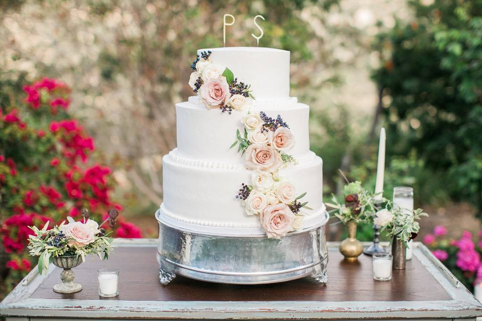 San Diego, Ca     Photo: Elate     Cake: Shanti's Cakery
Venue: Secluded Garden Estate    Florals: Furrow Flower Co.