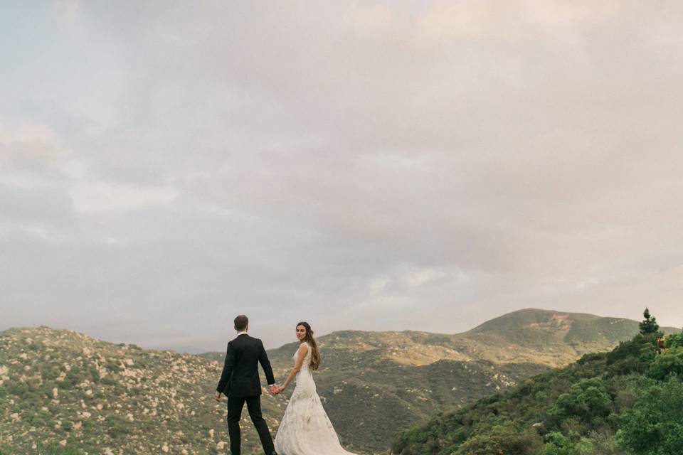 San Diego, Ca     Photo: Elate     Cake: Shanti's Cakery
Venue: Secluded Garden Estate    Florals: Furrow Flower Co.