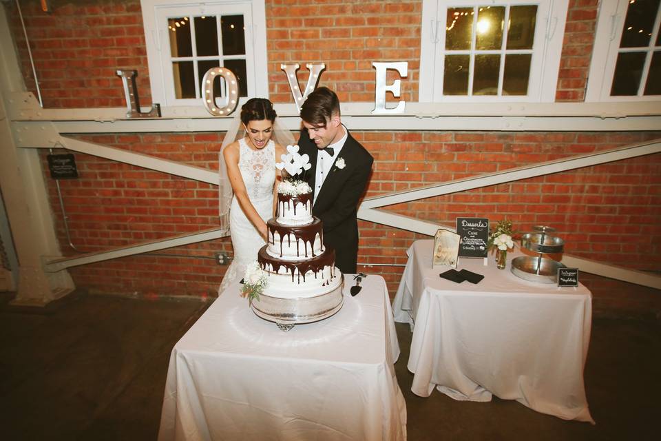 San Diego, Ca     Photo: Elate     Cake: Shanti's Cakery
Venue: Brick     Florals: Furrow Flower Co.