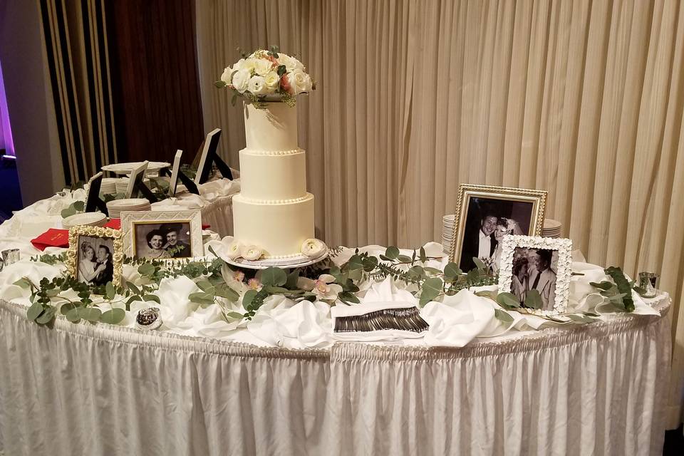 Cake table with parents photos