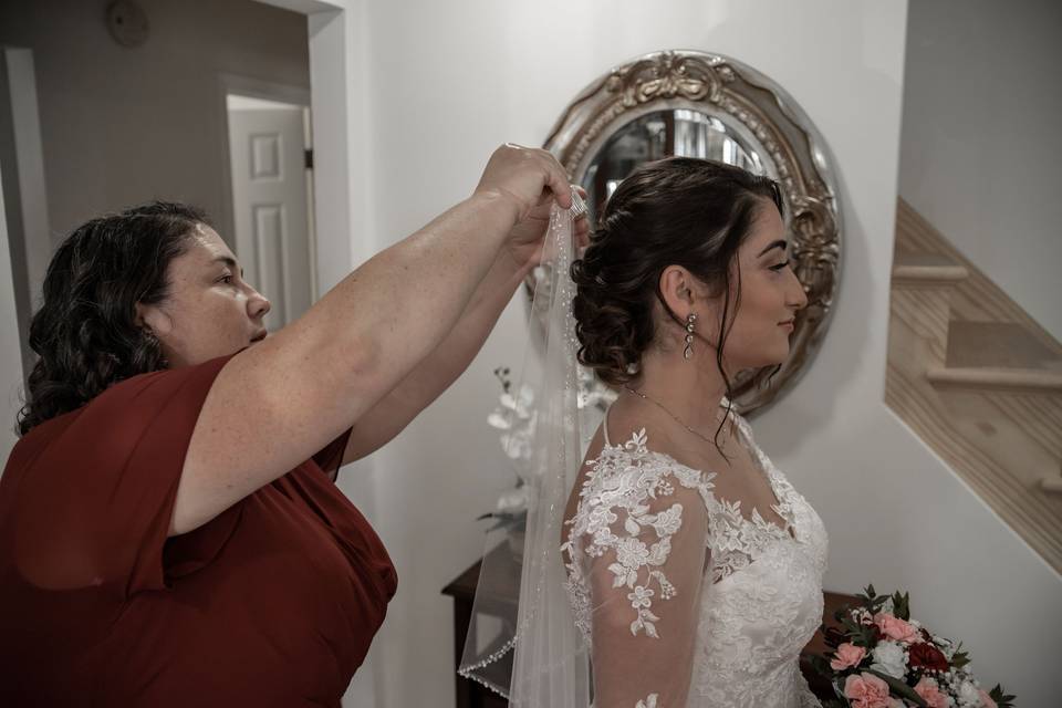 Beaded edge veil