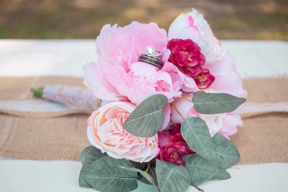 Bridal bouquet and rings