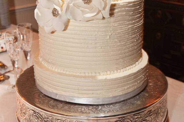 Three-layer white cake. White heart cake on top of the cake. Decorated in  gold . Wedding cake in the hall Stock Photo - Alamy