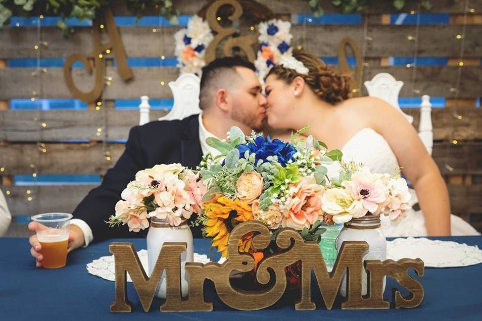 Head table decor and Kiss