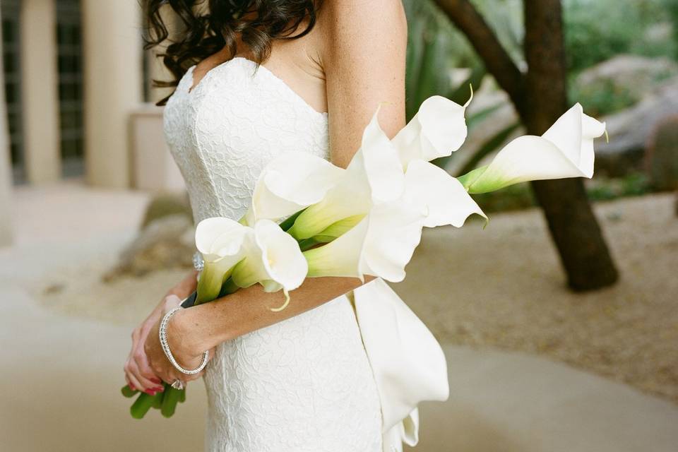 The bride holding her beautiful bouquet of callas