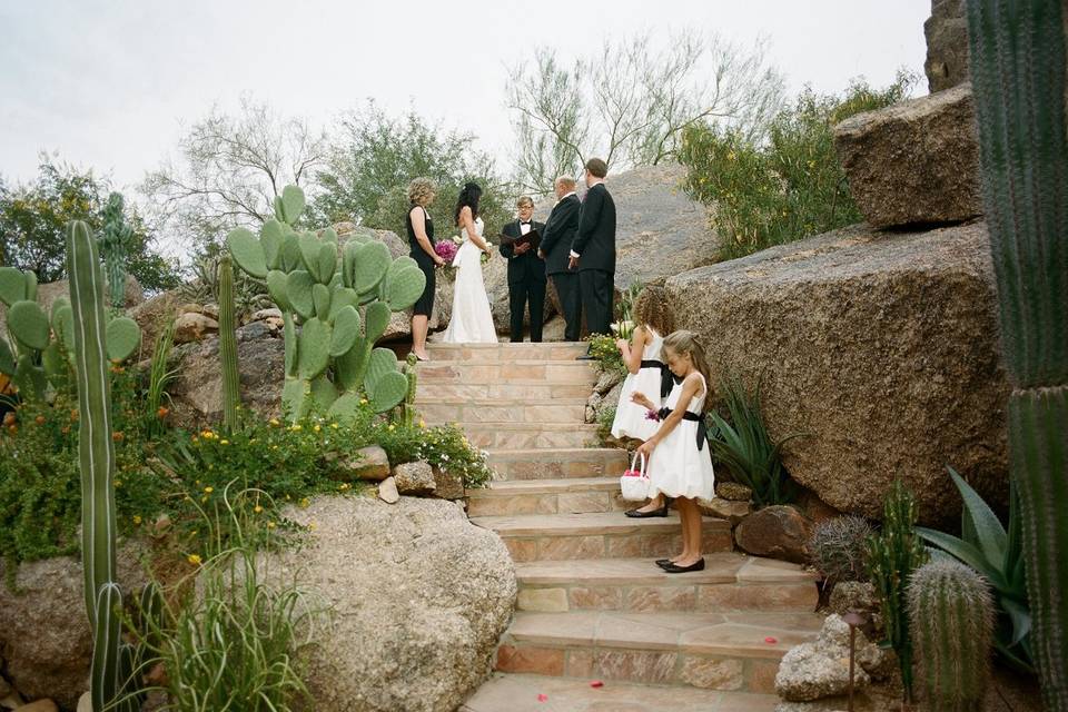 Desert Highlands outdoor wedding ceremony 'on the rocks'