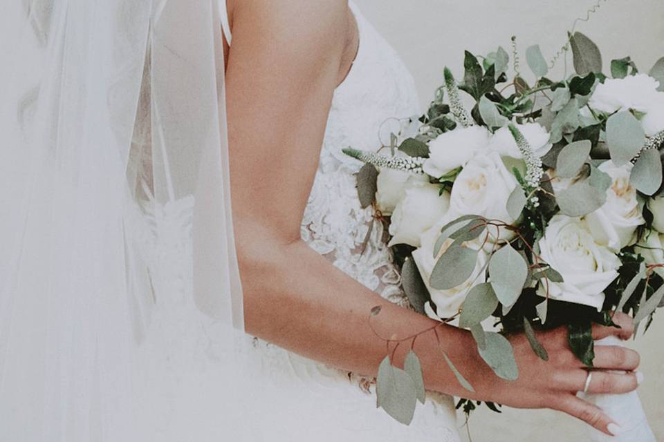 K&L bride and her bouquet