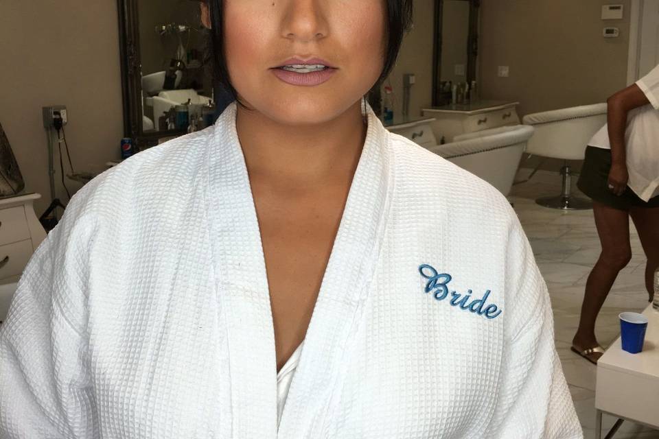 Bridal hairdo and excellent makeup