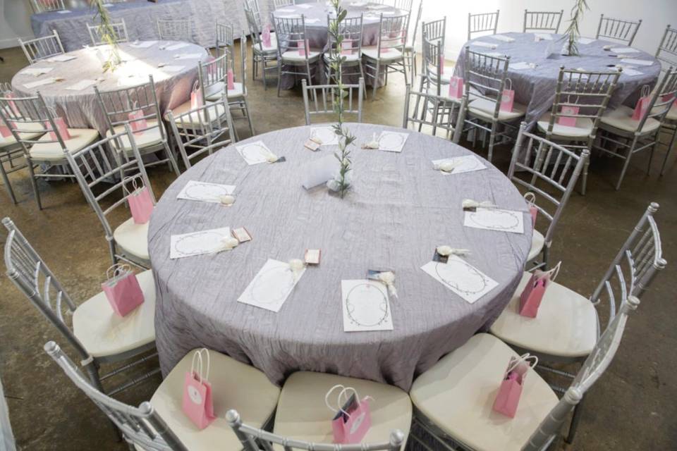 Round tables and Chiavari chairs