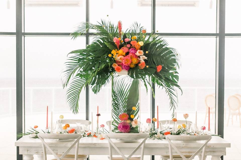 Tropical table decor