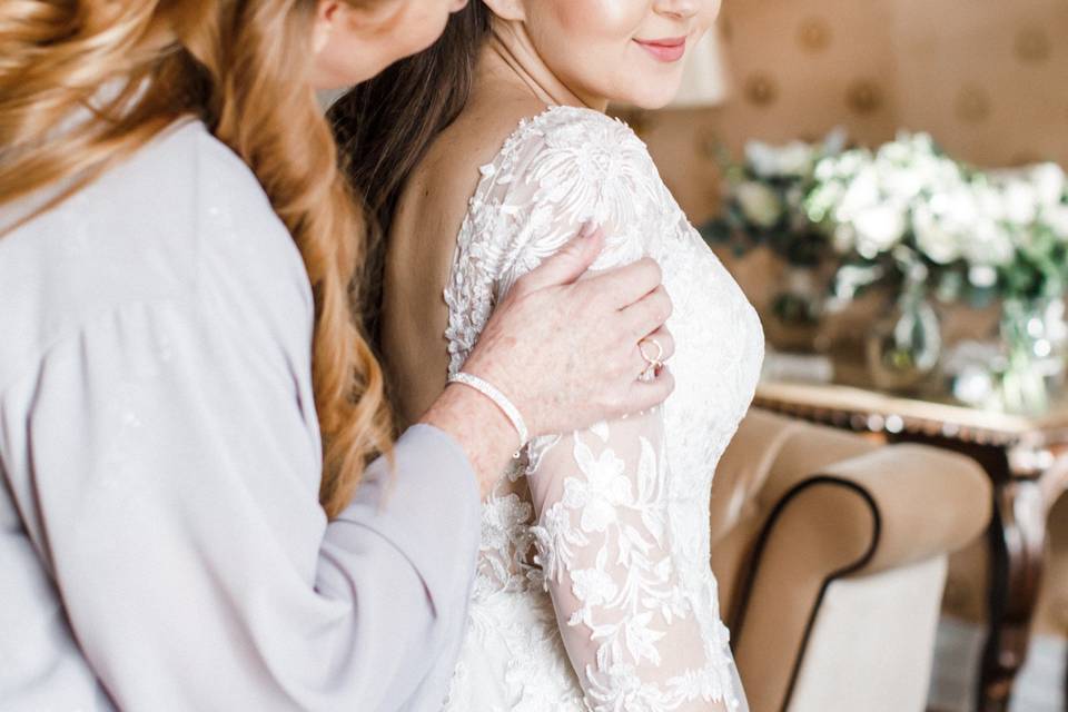 Bride and mom sharing a moment