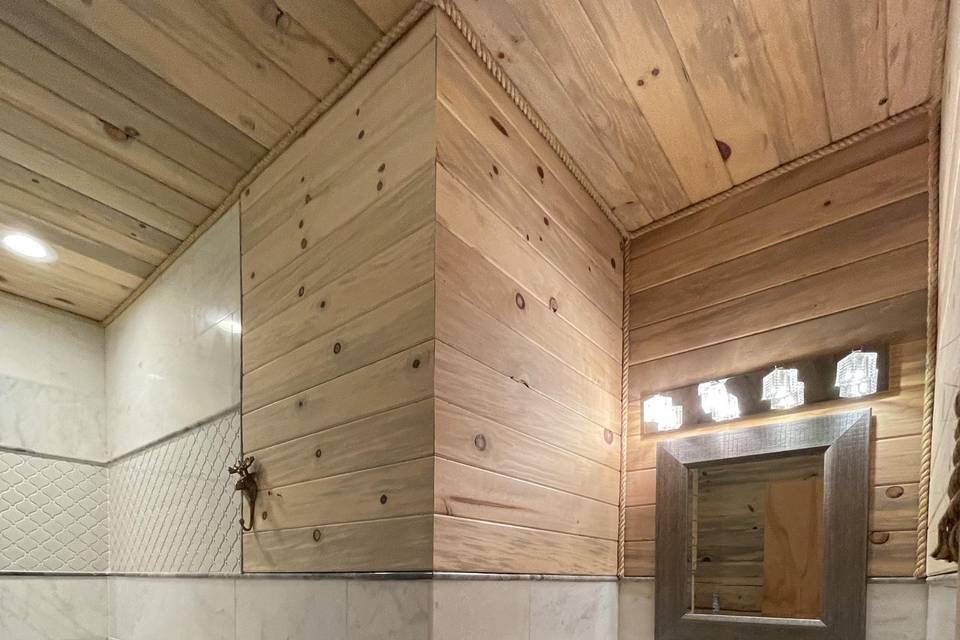 King's Lair bathroom/Roman Tub