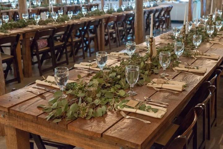 Long table settings