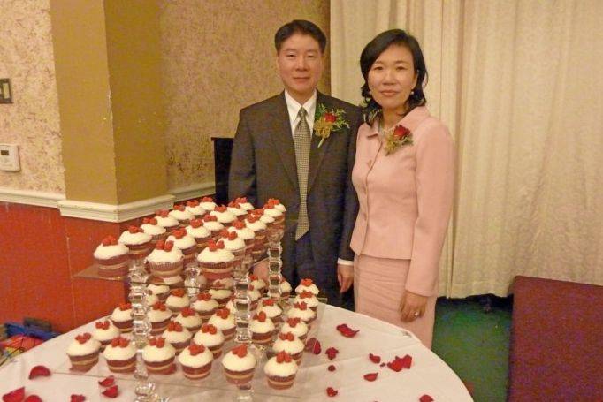 The couple in cupcake table