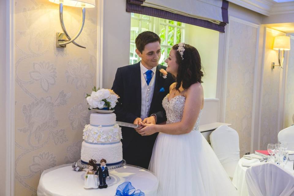 Cutting the cake - Jodie Hurd Photography