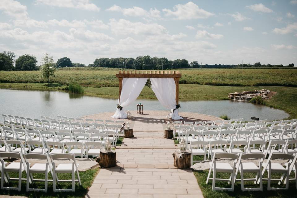 A classic outdoor ceremony