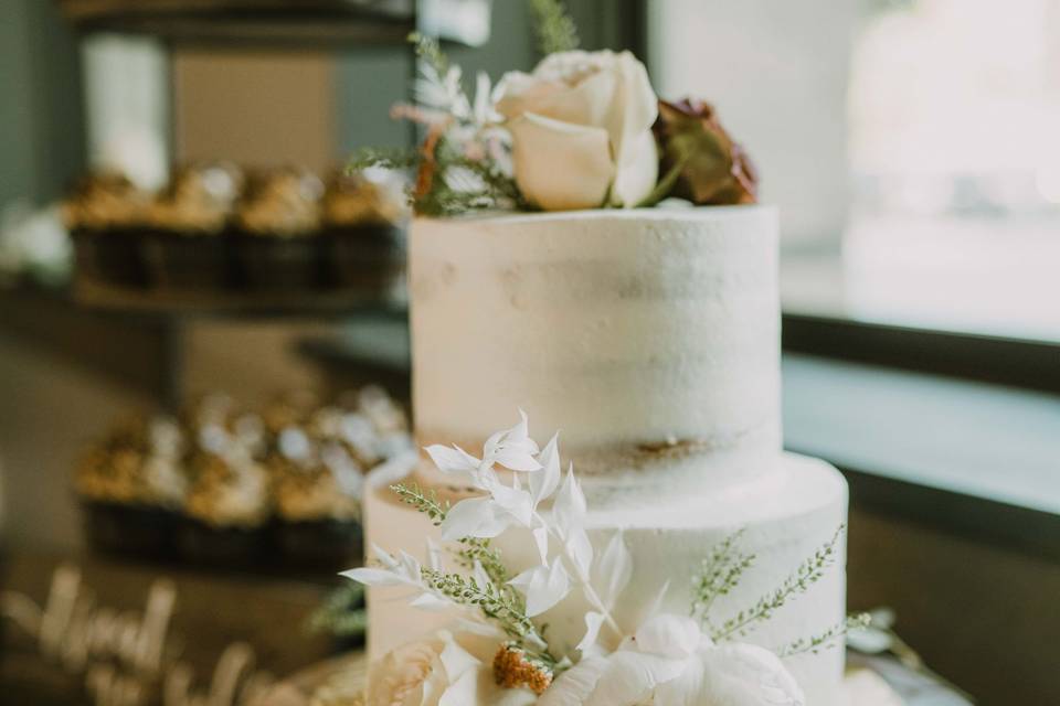 Fresh flower cake decoration