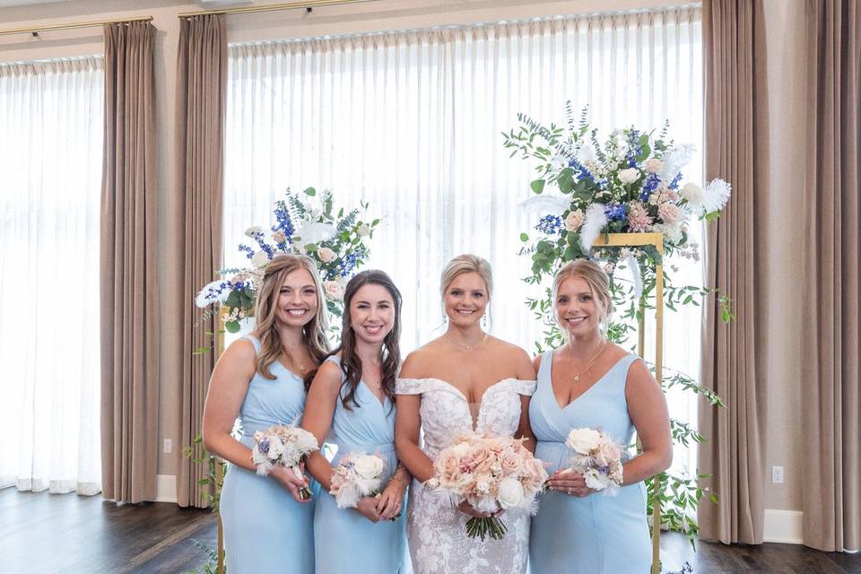 Blue bridesmaids bouquets