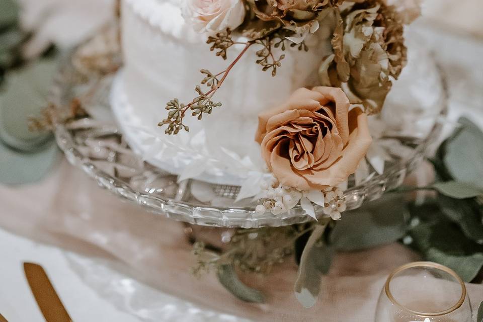 Small wedding cake with flower