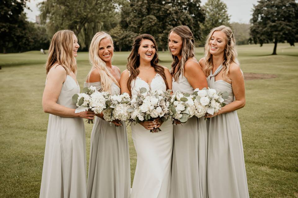 White bridesmaids bouquets