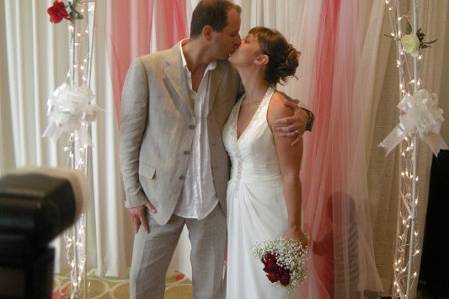 Lo sposo puo baciare la sposa!
English translation: You may kiss the bride!