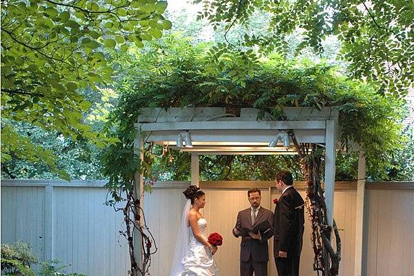 Chase court wedding ceremony in the garden