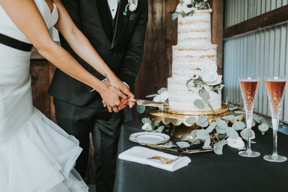 Couple cutting the cake