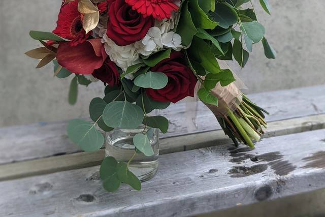 5 Proven Benefits of Having Floral Arrangements in Your Office or Home - -  VanderSalm's Flowershop