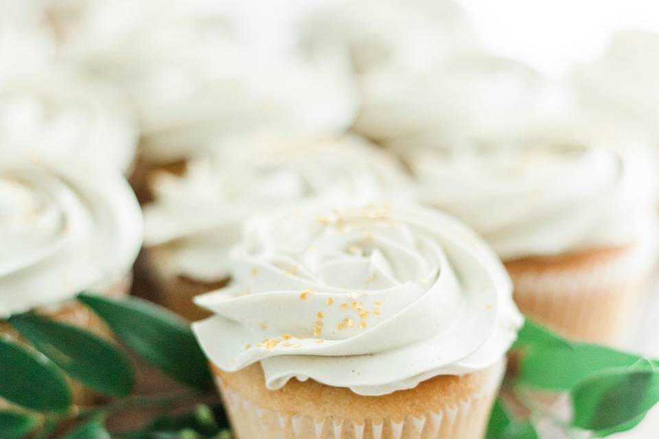 Matcha tea Italian meringue buttercream makes for the perfect topping for a cupcake - and beautiful!(Photo credit Segull Photography)